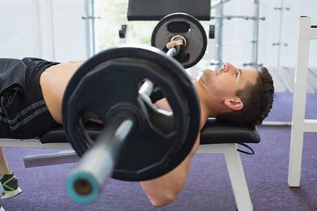 science-musculation-homme-developpe-couche