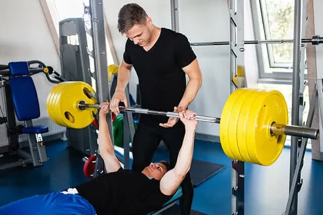 partenaire-entrainement-developpe-couche