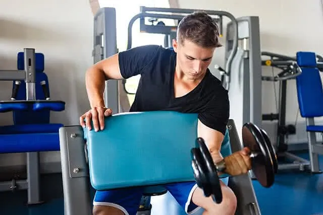 jeune-homme-musculation-biceps