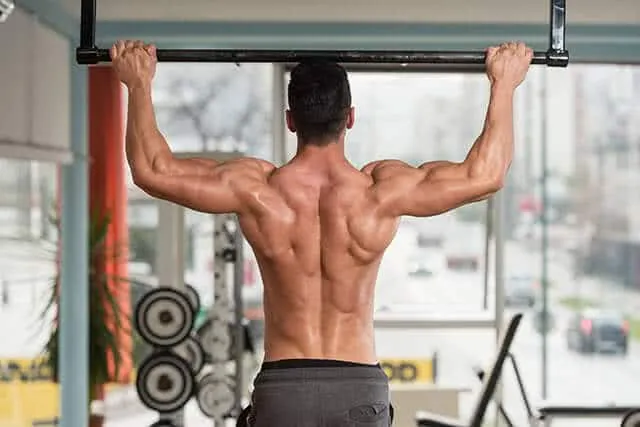homme-tractions-barre-musculation