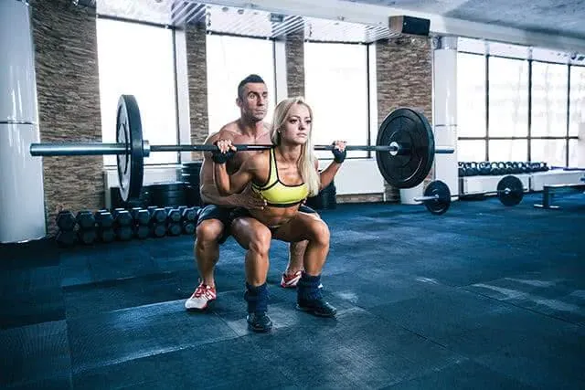 squat-couple-salle-musculation