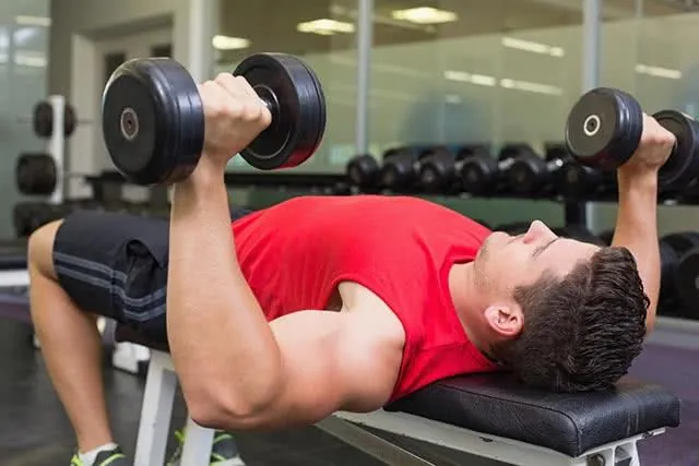 homme-musculation-pectoraux