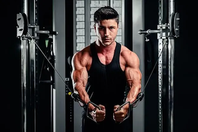 ecarte-poulie-homme-musculation