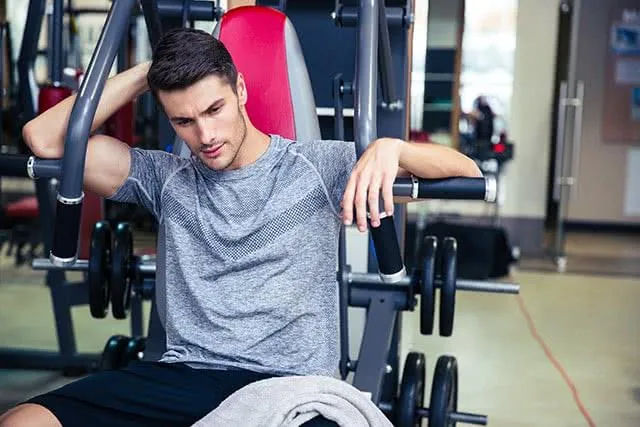 surentrainement-homme-salle-sport