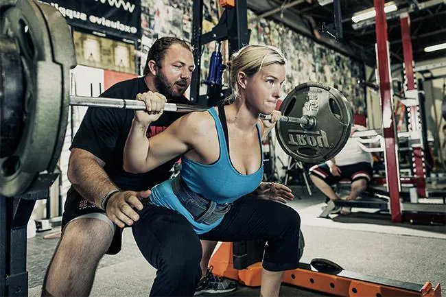 squat-barre-deux-personnes